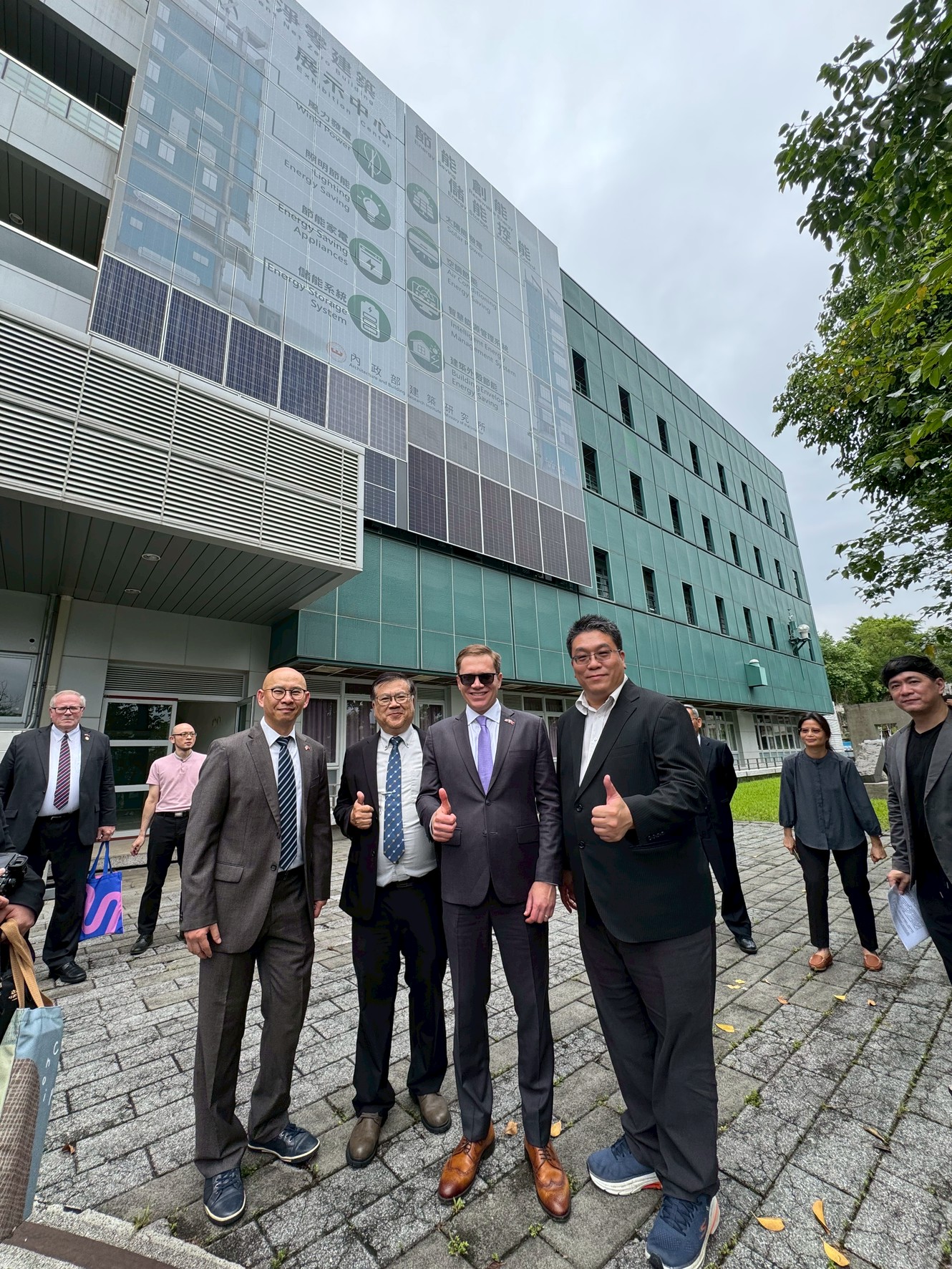 睿田能源啟動台美法國際路演 彩繪立面光電搶攻AI城市與淨零建築商機 6 line oa chat 260602 001555