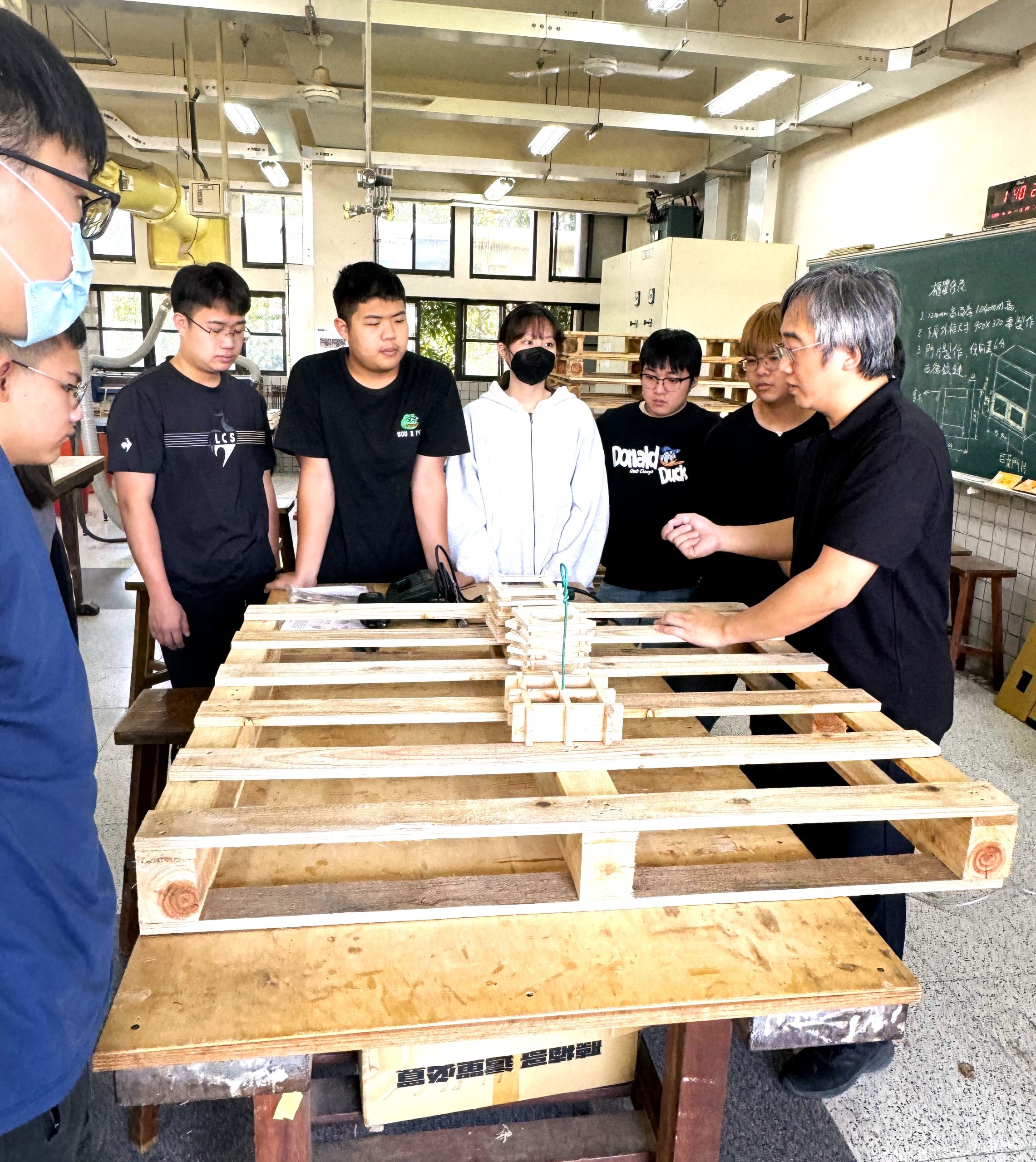 和碩攜手嘉義高工室設科 推動「廢材重生 創意無限」計畫 8 3 scaled 1