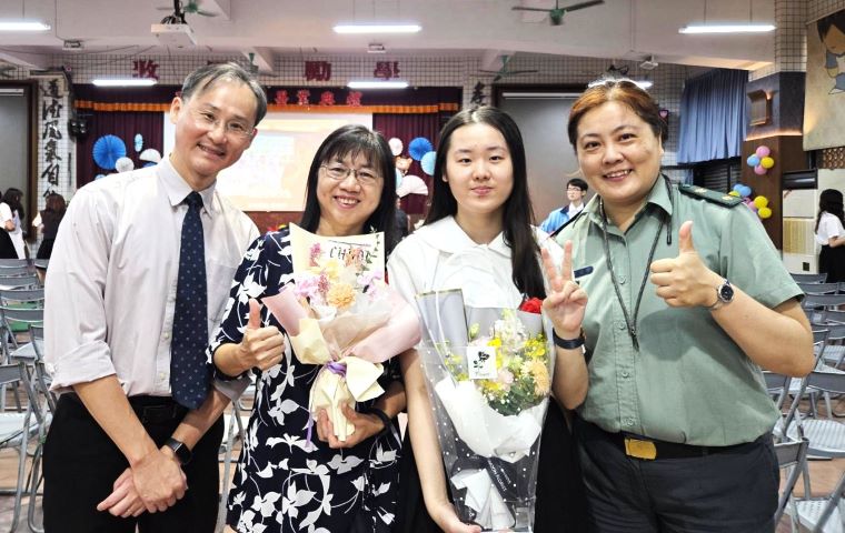 《圖說》格致高中黃鈺樺(右邊第2位)成功錄取陽明交大醫學系(繁星)。〈教育局提供〉