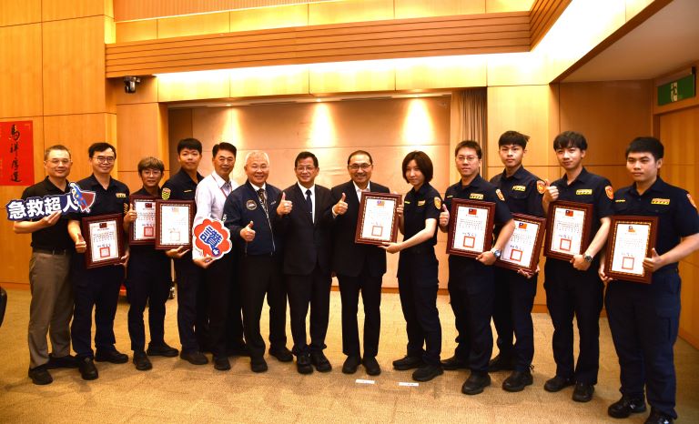 《圖說》侯友宜市長頒發獎狀予中和交通分隊員警由黃湘凌分隊長代表受贈，左六警察局長方仰寧、左七消防局長陳崇岳。〈消防局提供〉