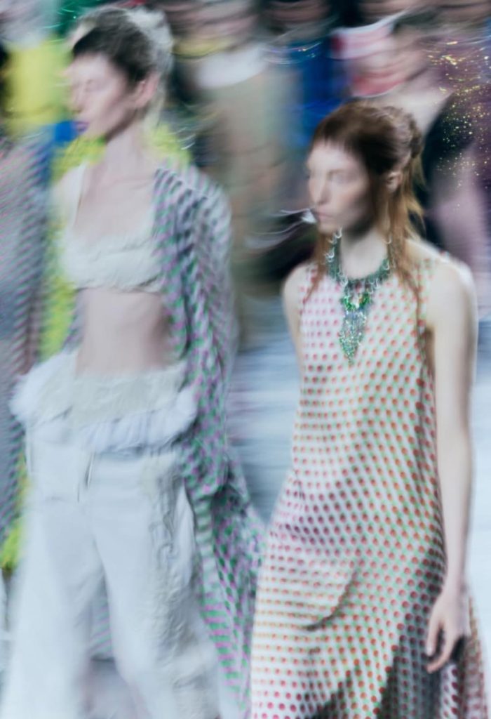 Dries Van Noten %E7%9A%84%E5%9C%93%E9%BB%9E00002 700x1024 1
