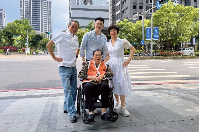 《圖說》新聞局與人氣KOL黃君聖Sunny營養師合作製作交通安全宣導影片，深受粉絲喜愛的「阿環小姐」、「安媽」及「忠義葛格」也一同出演。〈新聞局提供〉