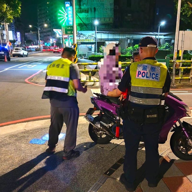 《圖說》中和警昨晚鎖定改裝噪音車輛經常出沒熱點擴大臨檢。〈中和分局提供〉
