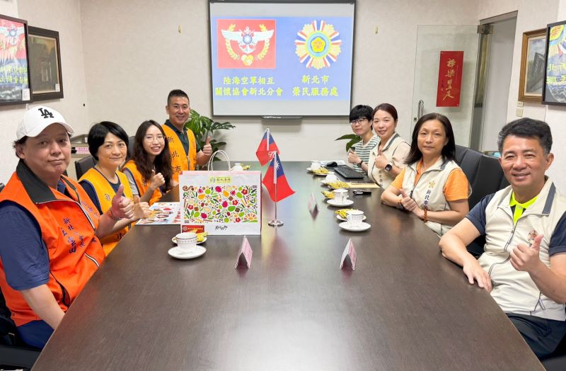 《圖說》新北市榮民服務處陳立中處長(右一)、王玟琳組長(右二)與陸海空軍相互關懷協會新北分會王雲田分會長(左一)針對關懷榮民眷座談。〈新北榮服處提供〉