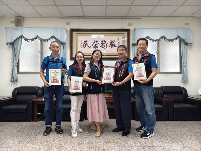 《圖說》南投榮服處副處長羅婷婷代表致贈社團法人雪中送炭關懷協會感謝狀，由周三貴理事長受贈。〈南投榮服處提供〉
