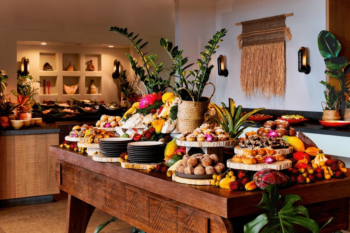 1 Hotel Hanalei Bay %E7%9A%84%E9%A4%90%E9%A3%B2%E4%BB%A5%E5%9C%A8%E5%9C%B0%E8%BE%B2%E6%BC%81%E9%A3%9F%E6%9D%90%E7%82%BA%E4%B8%BB%E5%BC%B7%E8%AA%BF%E5%BE%9E%E8%BE%B2%E5%A0%B4%E7%9B%B4%E9%80%81%E9%A4%90%E6%A1%8C%E7%9A%84%E6%9C%89%E6%A9%9F%E9%A3%B2%E9%A3%9F%E7%90%86%E5%BF%B5