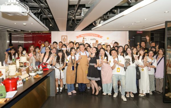 「BRUNO | Miffy 解壓生活派對」全場大合照！貴賓與來賓人手一支 Miffy 雞蛋糕，為這場療癒滿分的午後留下完美定格。圖/嘉儀家品